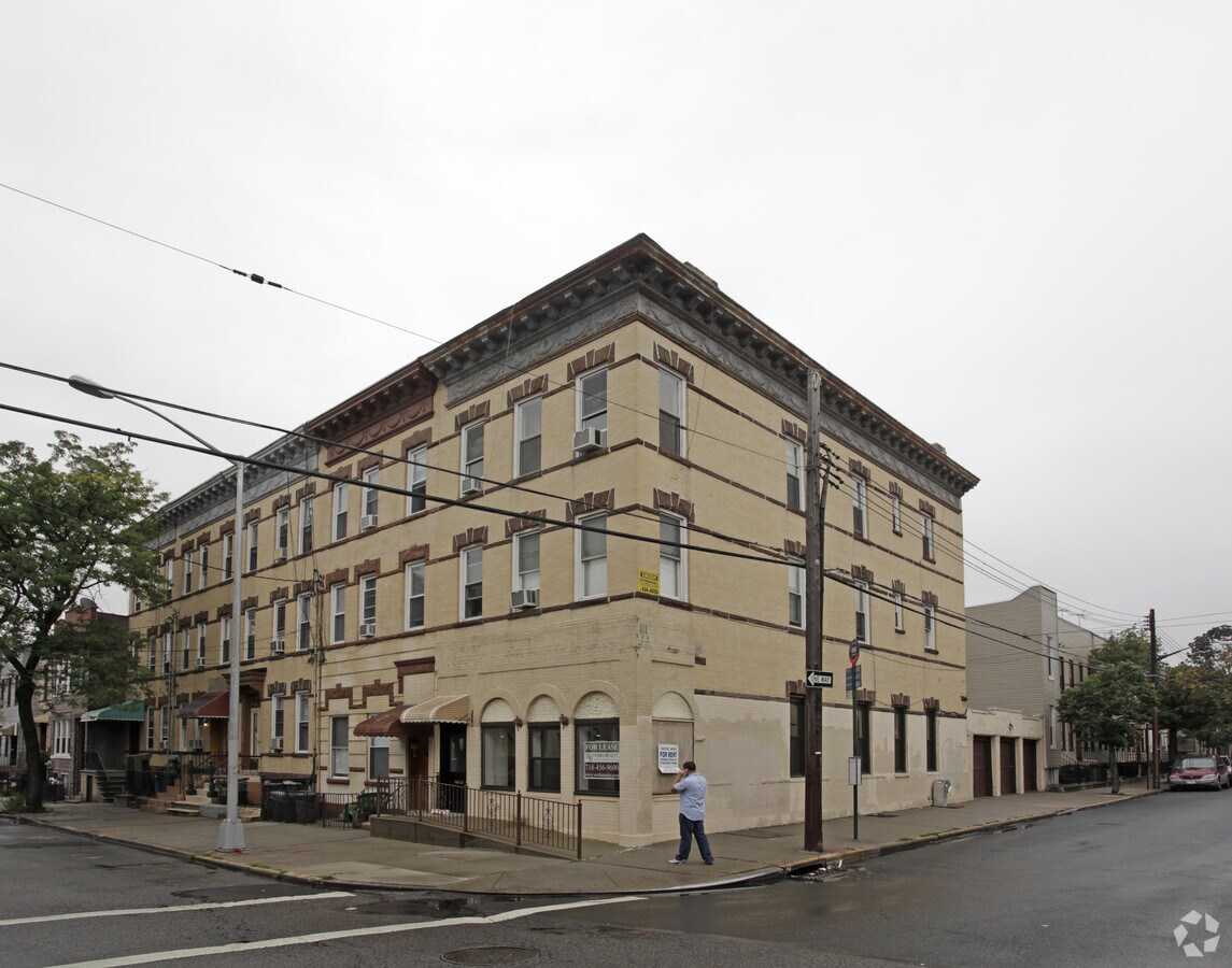 Photo - 67-02 60th St