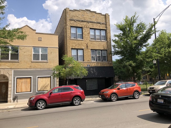 Building Photo - 4876 W Armitage Ave Unit 1R Rental