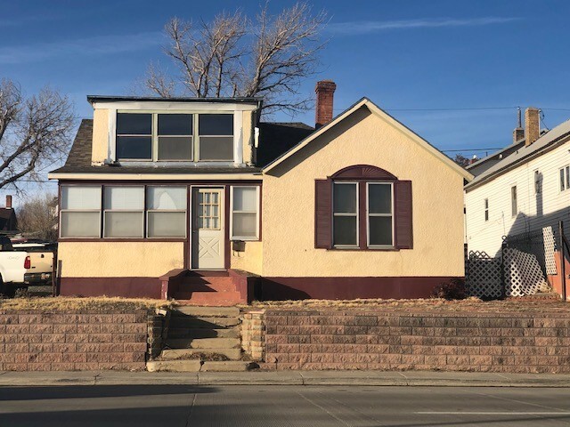 Building Photo - 2 bedroom, 1.5 bath home with off street p...