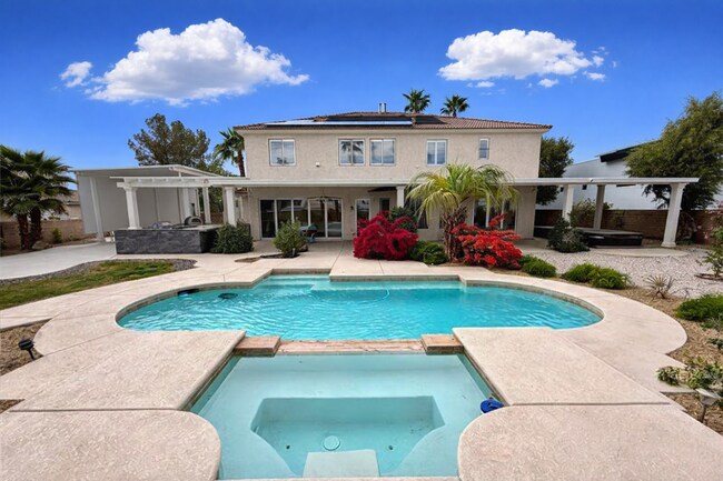 Photo - Northwest Valley 6 bdr 4400 sq ft with RV parking, pool, covered patio - all on a 1/2 acre lot!