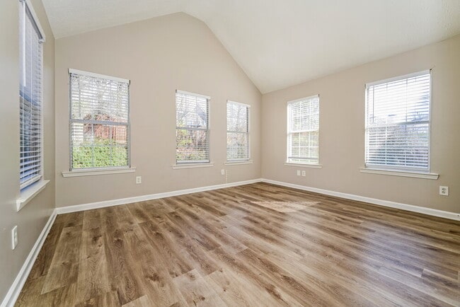 Photo - 654 Highpoint Way