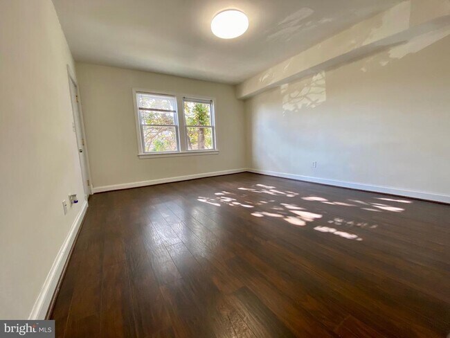 Photo - 1904 M St NE