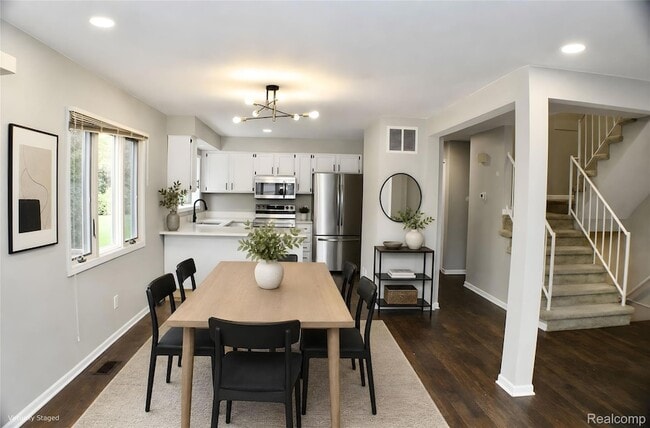 Photo - 1483 Colony Dr