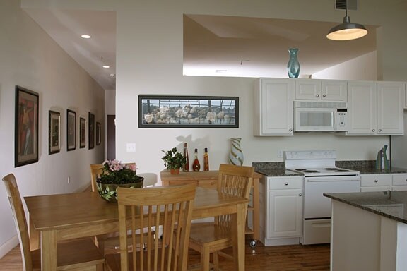 Building Photo - 305 Dutton