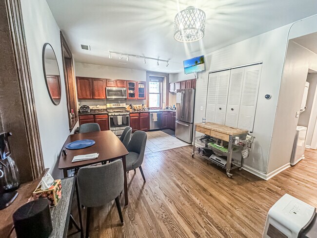 Photo - 559 W Surf St