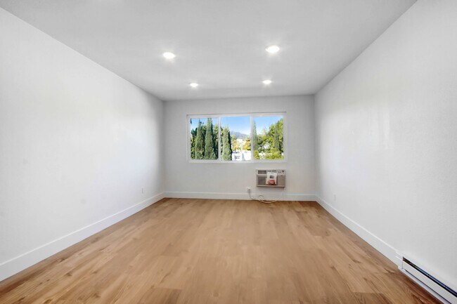 Photo - 930 N Martel