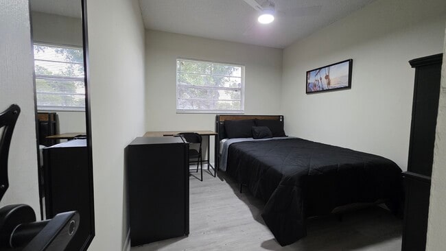 Building Photo - 1343 Poppy Ave