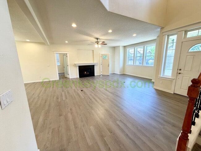 Photo - Gorgeous House in Upscale Neighborhood in Tigard, 5 Bedrooms plus Den/Office, 3.5 Bathrooms, Larg...