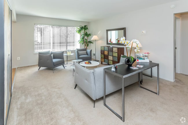 1BR, 1BA - 836 SF