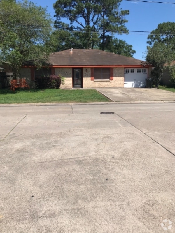 Building Photo - 301 Cascade Dr Rental
