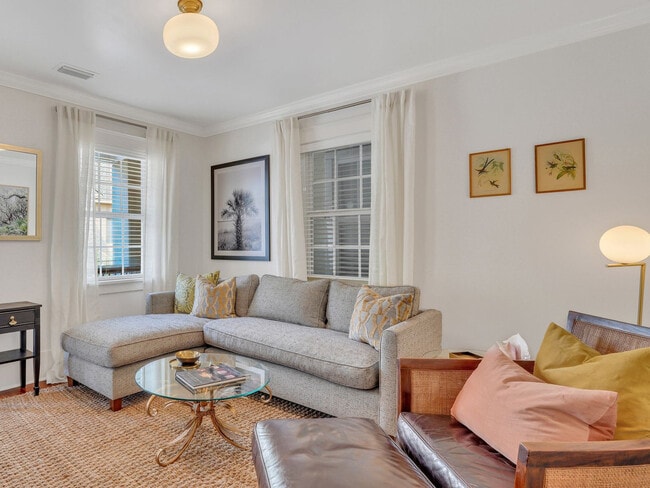 Building Photo - 533 E 31st St Rental