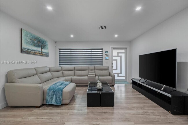 Photo - 850 SW 31st Ave