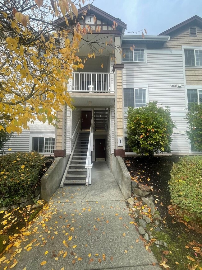 Building Photo - Sammamish - 3 BR, 2 BTH ground floor condo...