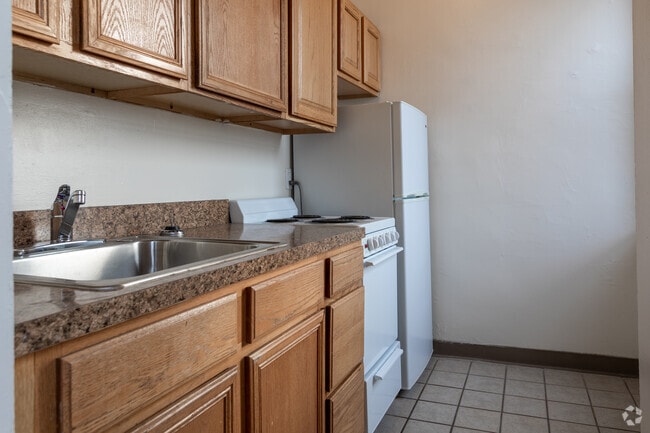 1BR, 1BA 561SF Kitchen