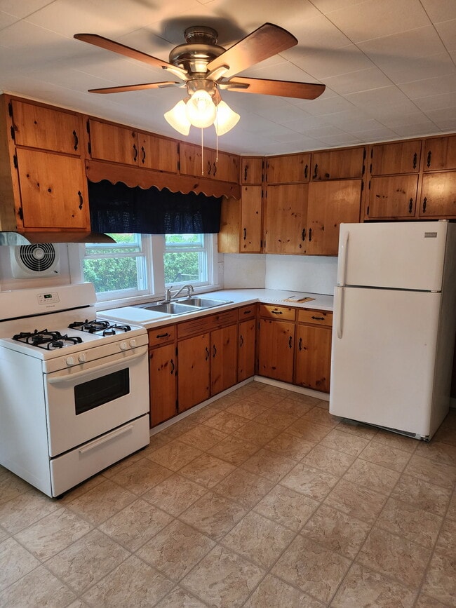 Building Photo - 120 E 9th St