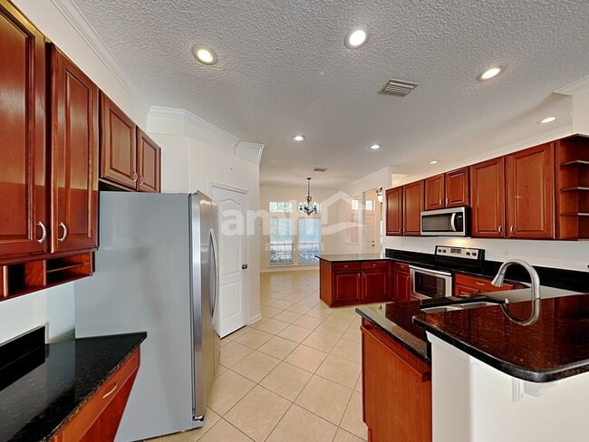 Photo - 304 W Silverthorn Ln