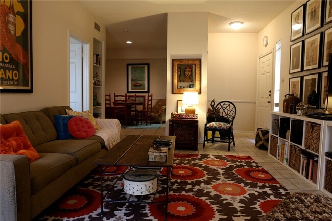 Building Photo - 5718 Val Verde St Unit 7