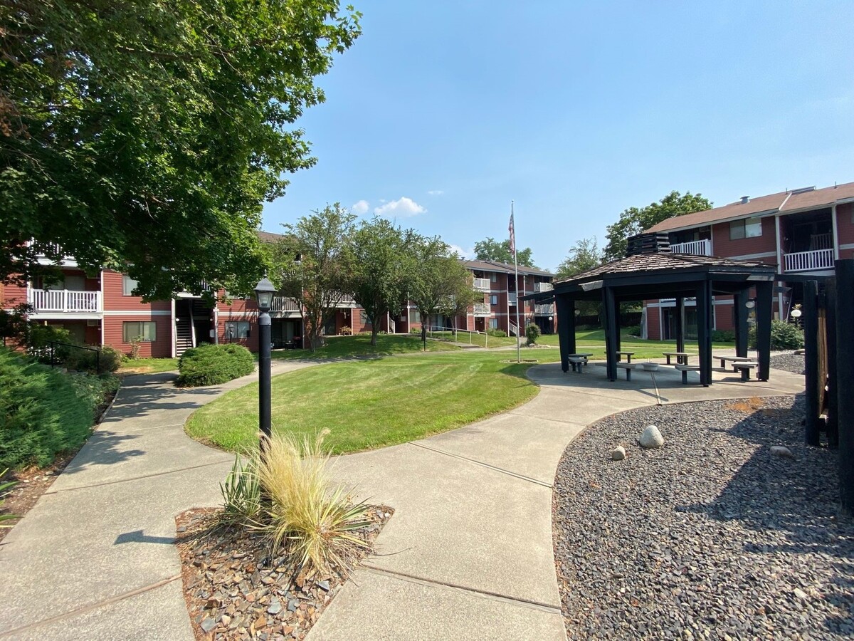 Brooks Square - Brooks Square Apartments