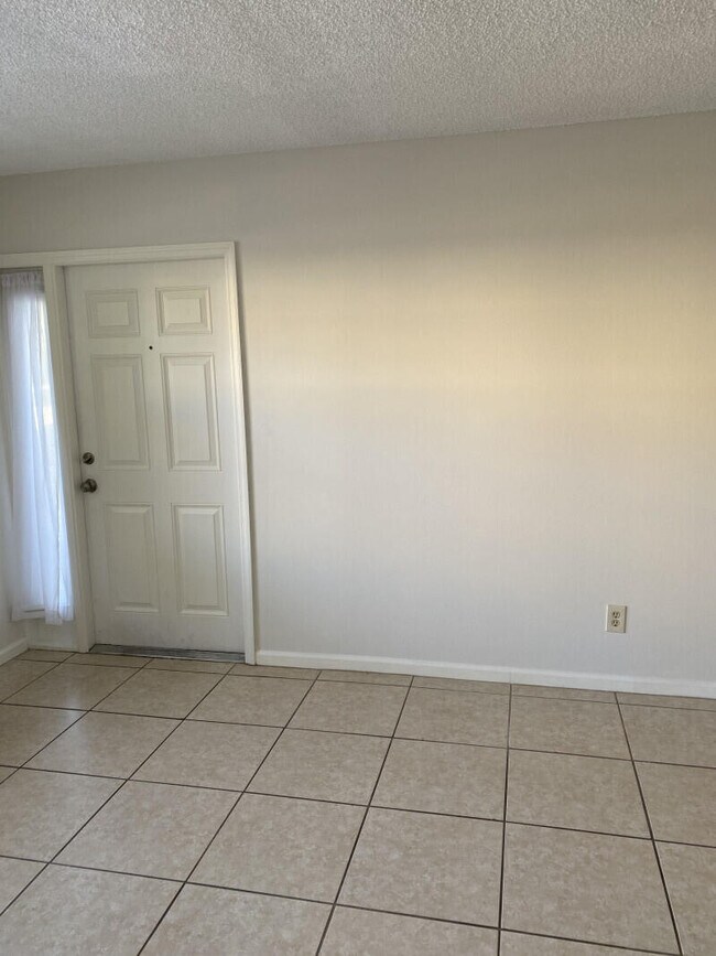 Photo - 201 Castlewood Dr Unidad A