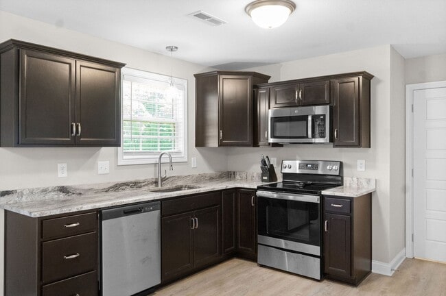 Photo - 3 Bedroom 2 1/2 Bath Pet Friendly Home For Rent!