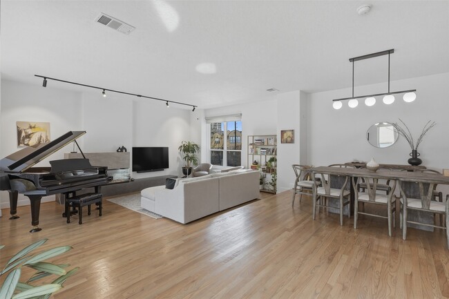 Building Photo - 5515 Venice St