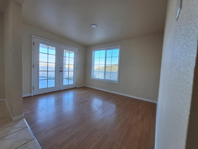 Photo - 954 Surrey Dr