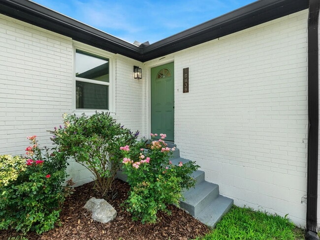 Photo - 2 Bedroom, 1 Bathroom Duplex Near Woodbine...