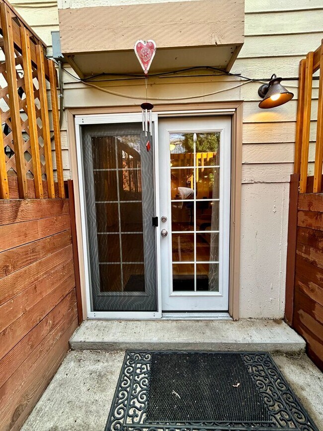 Spacious Garden-level Condo with Kitchenet... - Spacious Garden-level Condo with Kitchenet...