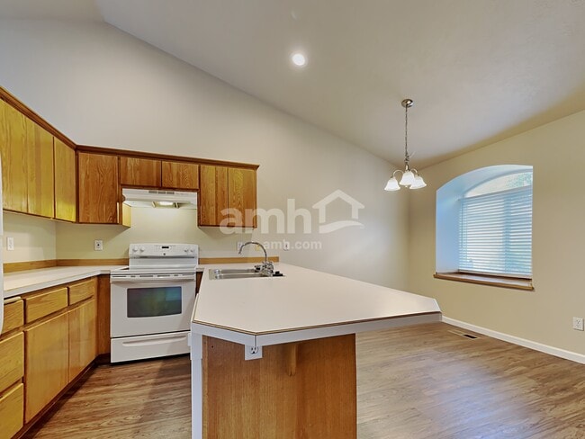 Photo - 641 NW Meadows Dr