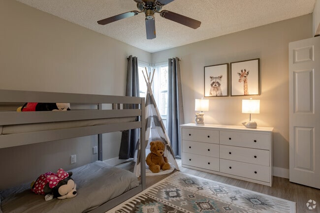 2BR, 2BA - Crescent