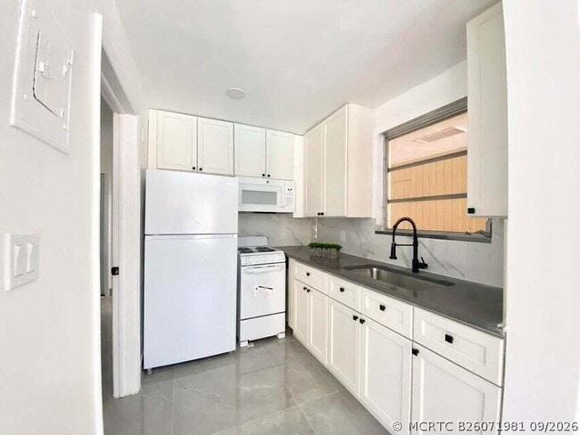 Photo - 660 NE 34th Ct