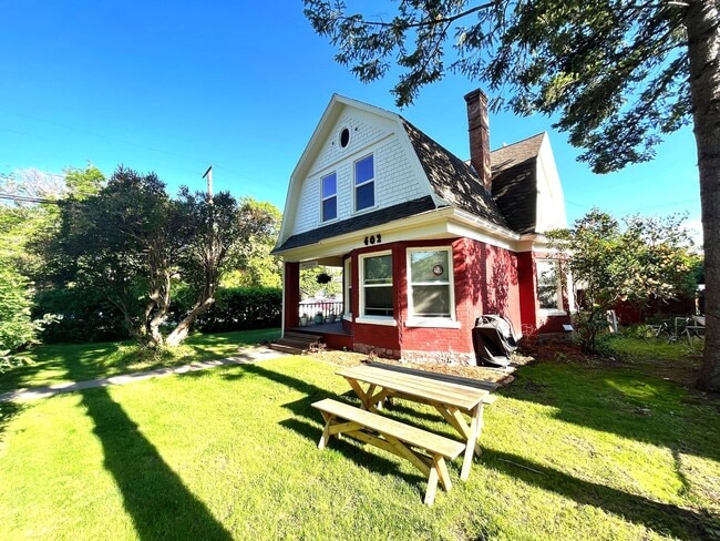 Building Photo - 402 S 6th St E Unit 03-B (Lower)