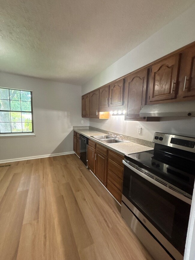Photo - 418 Lyndon Ln