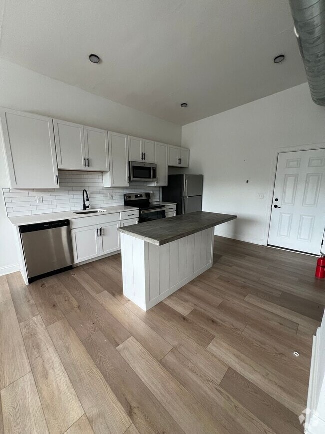 Building Photo - Amazing VIEWS! - Available May 15th Unit 123 #11 Rental