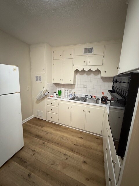 Kitchen - 302 S Independence St Unidad F