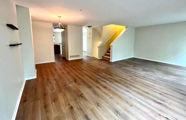 Photo - 2835 Barclay Way