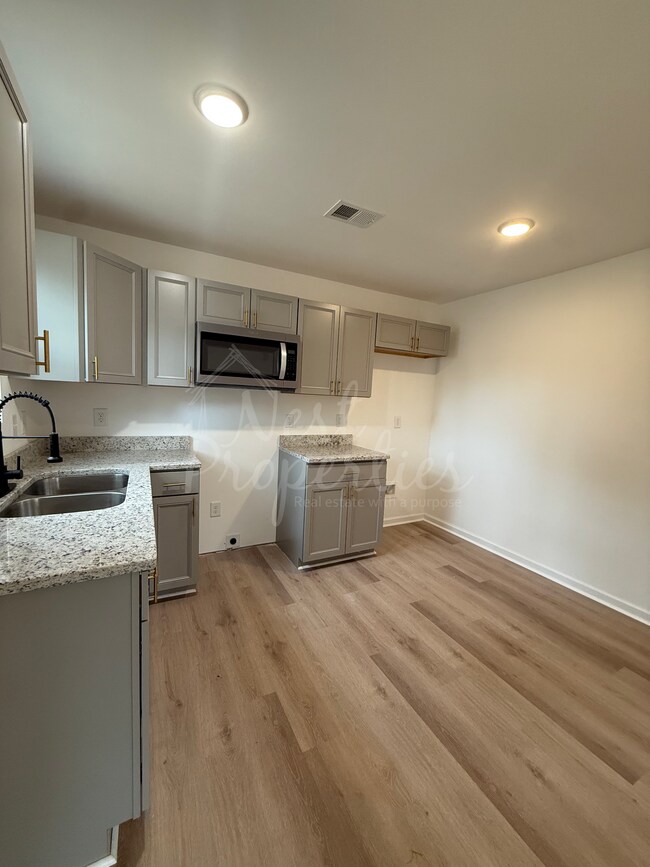 Photo - 1101 Woodale Cir