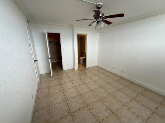 Photo - 2400 NE 10th St Unit 403