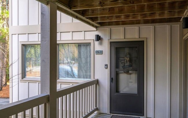 Building Photo - **Light-Filled Condo with Designer Finishes ? | Screened Porch