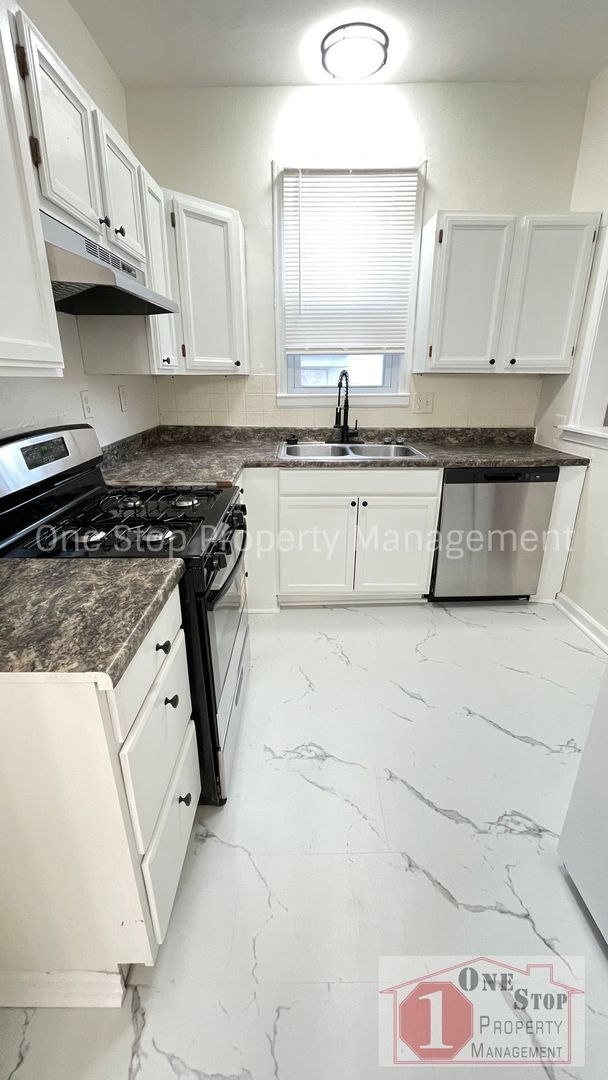 Photo - Beautiful 4 Bedroom 2 Bathroom Home in Kansas City!