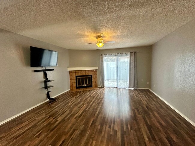 Photo - Charming 2 Bed 1.5 Bath Condo in Newark! Available August 1st!