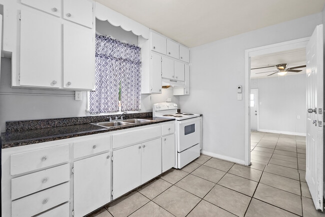 Building Photo - 626 Magnolia Ave