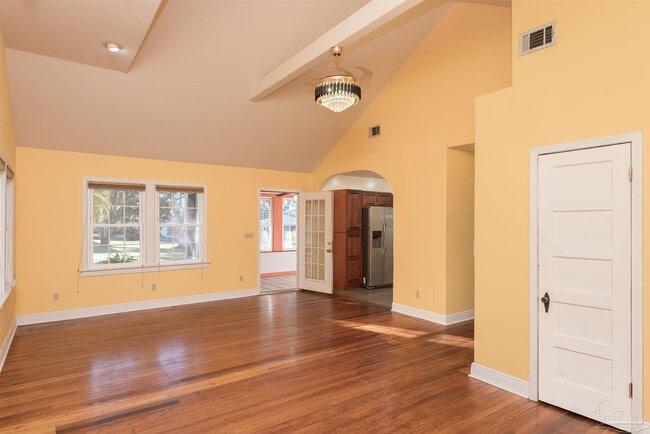 Photo - 418 Vancouver St