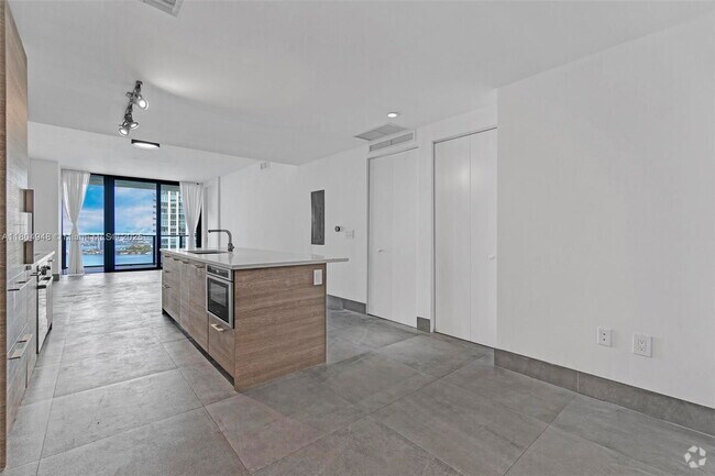 Building Photo - 650 NE 32nd St Rental