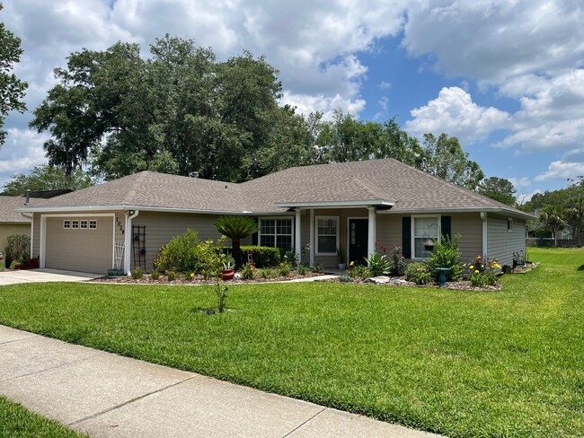 Bright and spacious home in Eagle Point! - Bright and spacious home in Eagle Point!