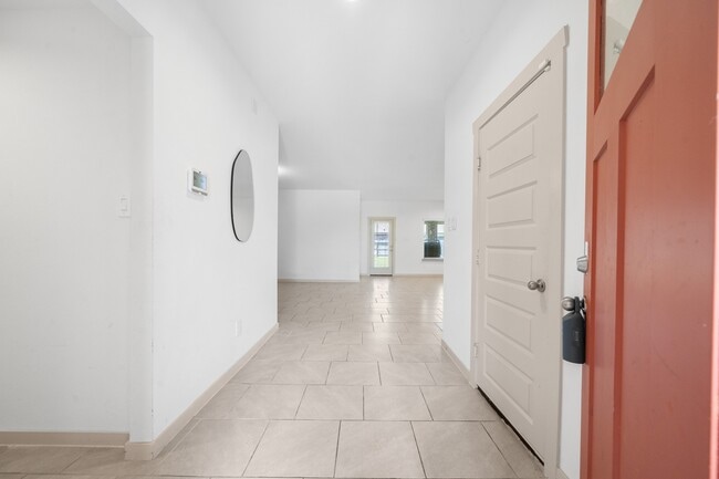 Photo - 818 Starcross Bnd Dr