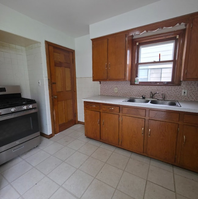 Photo - Multi Family Home 3 Bedroom and 1 Bath For Rent