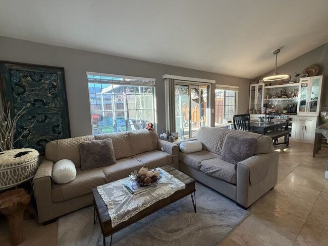 1825 Rhododendron Dr