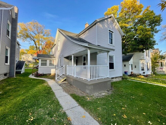 615 Prospect Ave NE Unit 1