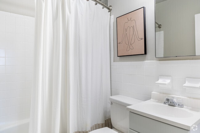 3BR, 2BA - 1,040SF - Master Bathroom